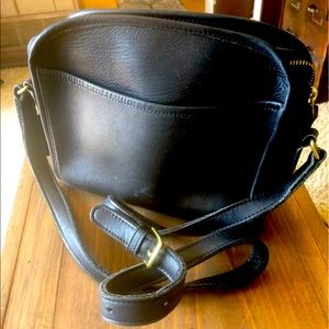 Vtg black Leather coach crossbody purse/bag 9950